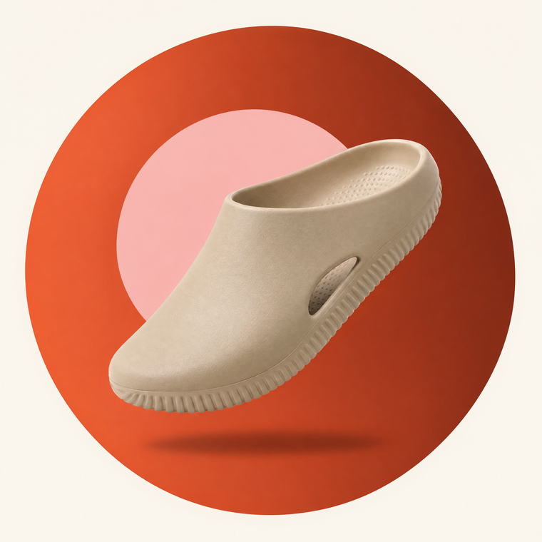 Calm Mule in sand beige on a terracotta colour-blocked circle